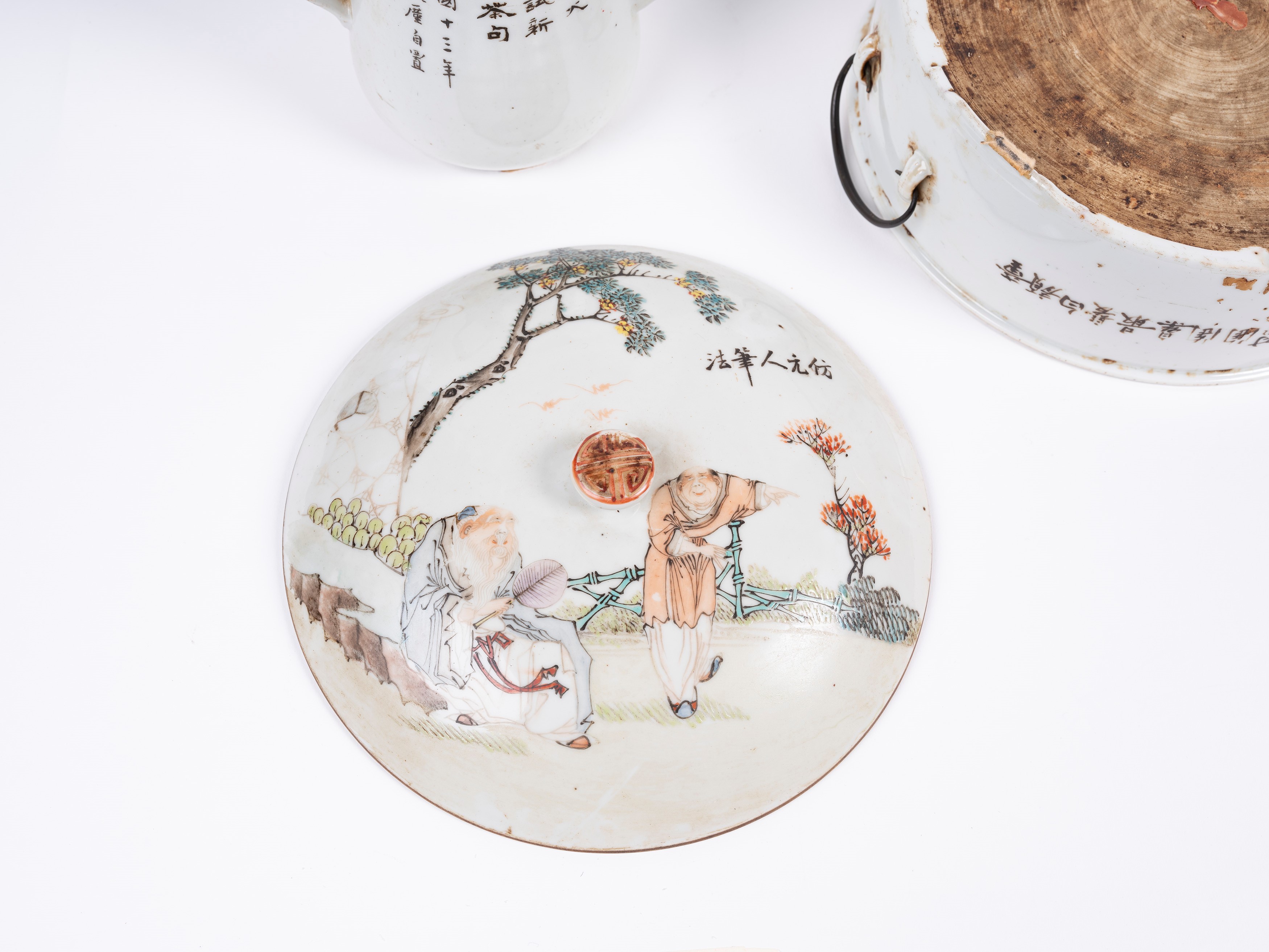 DUE TEIERE E UNA CIOTOLA CON COPERCHIO IN PORCELLANA