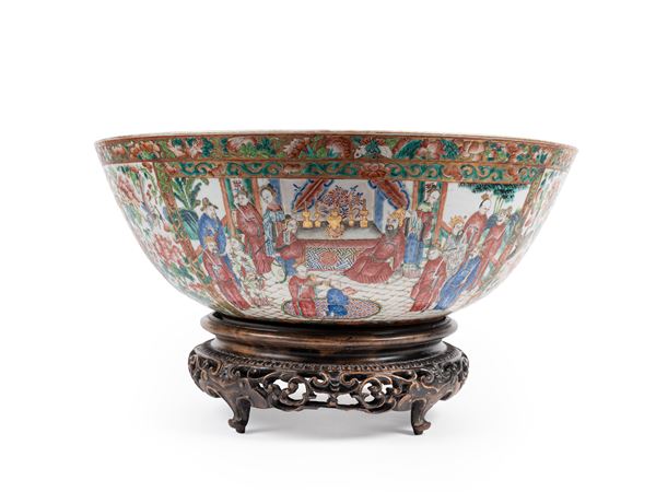 A LARGE CANTONESE PORCELAIN PUNCH BOWL 