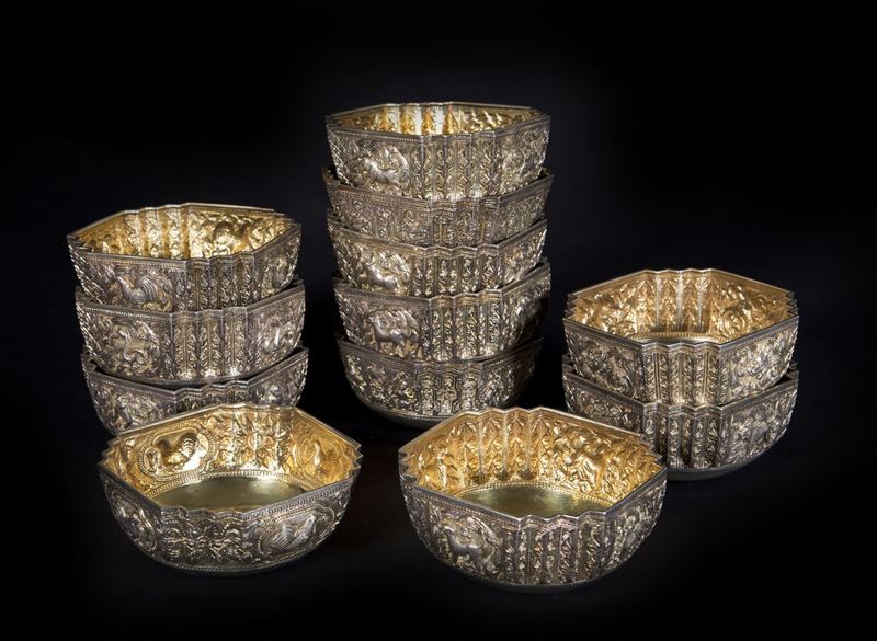Set di dodici coppe in argento sbalzato, Asia, inizio XX secolo