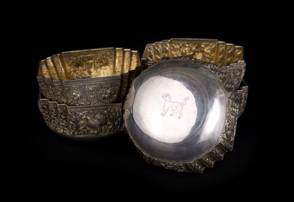 Set di dodici coppe in argento sbalzato, Asia, inizio XX secolo