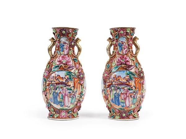 A PAIR OF 'MANDARIN' VASES