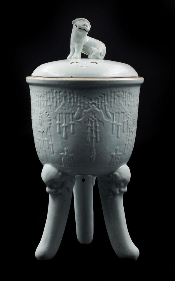  LARGE BLANC-DE-CHINE PORCELAIN TRIPOD CENSER 