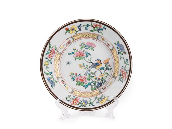 PIATTO IN PORCELLANA FAMIGLIA ROSA  (Cina, dinastia Qing, periodo Yongzheng (1723-1735))  - Asta Fine Asian Art, inclusa la Collezione Ullman di Figure Buddhiste in Bronzo - Marcopolo srl - Marcopolo Asian Art Auction Milano