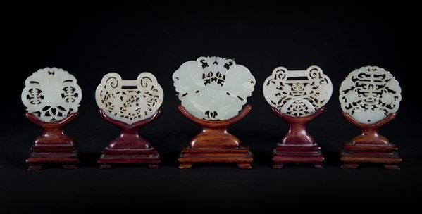  GRUPPO DI 5 PLACCHETTE IN GIADA CELADON E CELADON CHIARO  (Cina, XIX secolo)  - Asta Fine Asian Art - Marcopolo srl - Marcopolo Asian Art Auction Milano