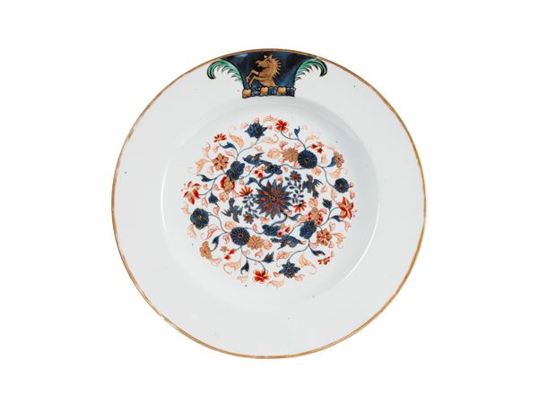 AN ARMORIAL IMARI AND FAMILLE ROSE PORCELAIN DISH