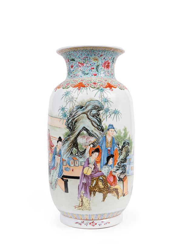 A LARGE FAMILLE ROSE PORCELAIN LANTERN VASE