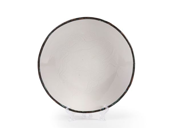 A LARGE CARVED 'DING' STYLE DRAGON DISH 