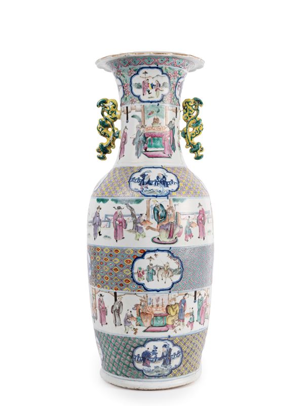 A LARGE BLUE AND WITHE FAMILLE ROSE PORCELAIN VASE