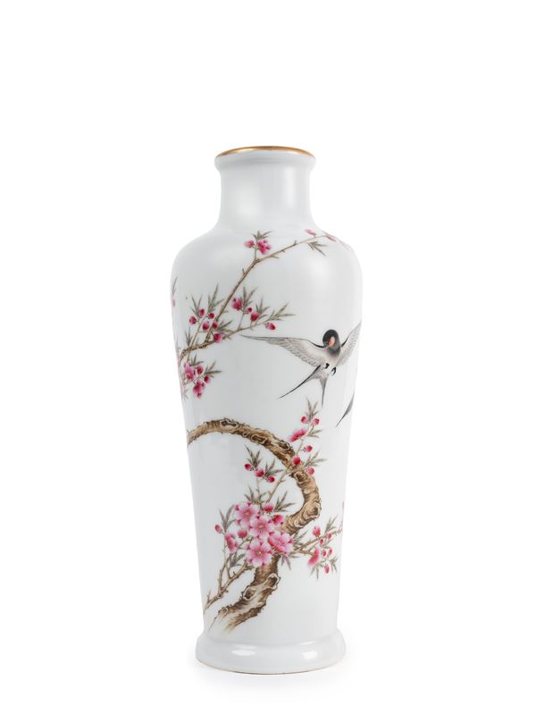 A FAMILLE ROSE BALUSTER-SHAPED PORCELAIN VASE