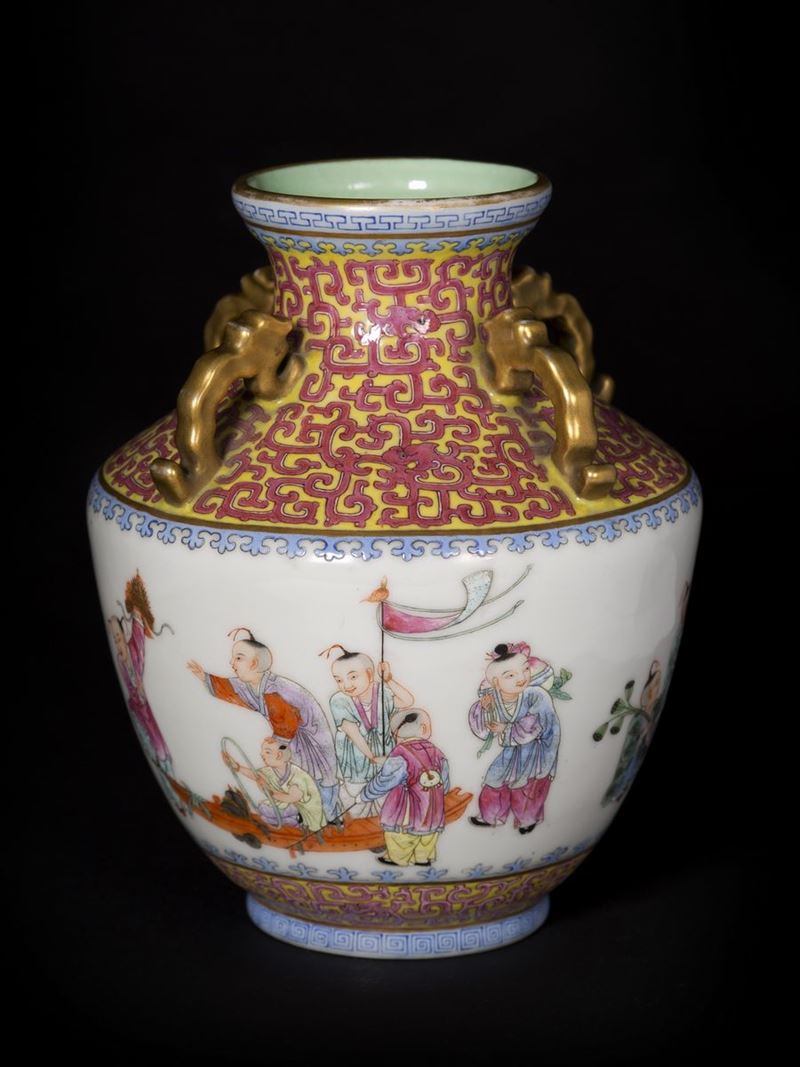 VASO IN PORCELLANA FAMIGLIA ROSA