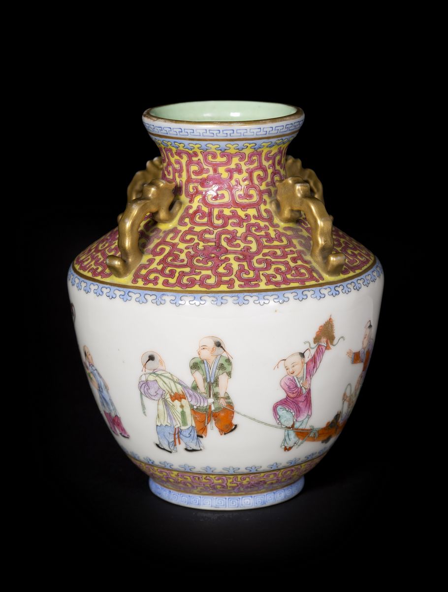 VASO IN PORCELLANA FAMIGLIA ROSA