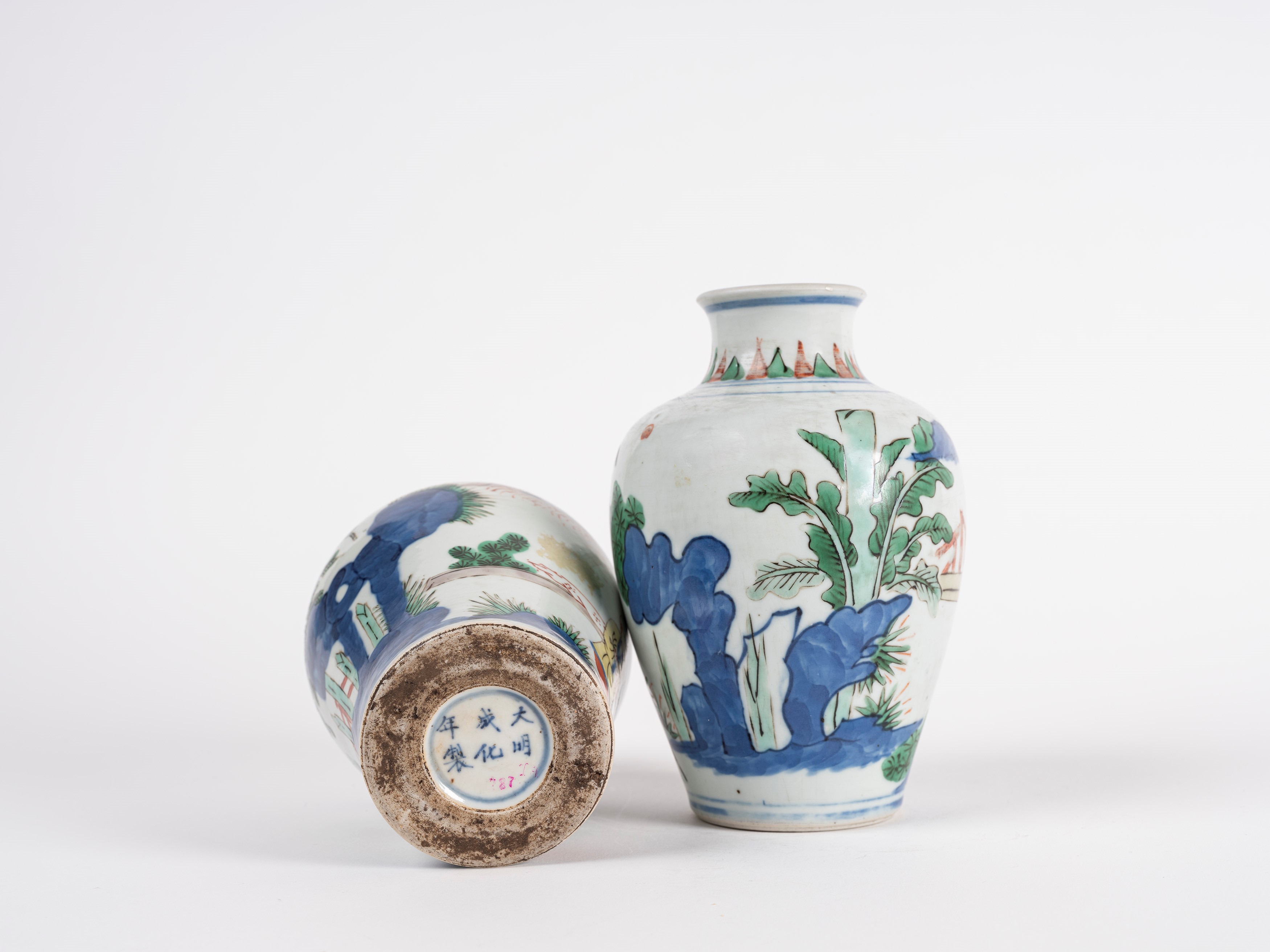 DUE VASI IN PORCELLANA WUCAI