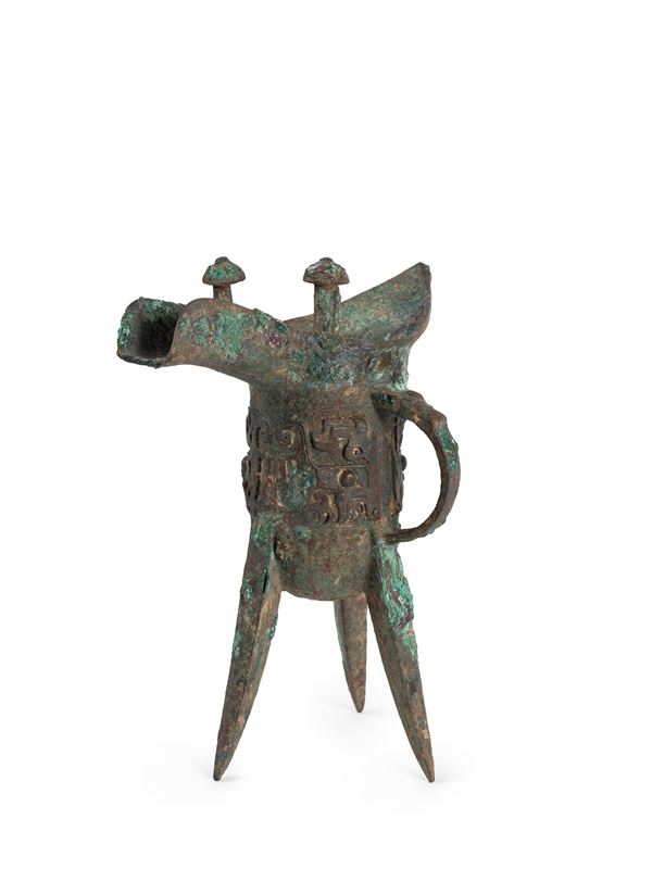 A BRONZE TRIPOD RITUAL WINE VESSEL, JUE