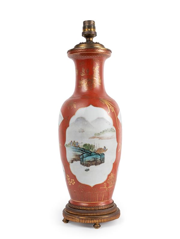 A CORAL-GROUND FAMILLE ROSE LAMP HOLDER VASE