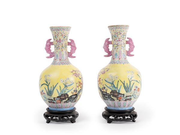 A PAIR OF FAMILLE ROSE PORCELAIN VASES 
