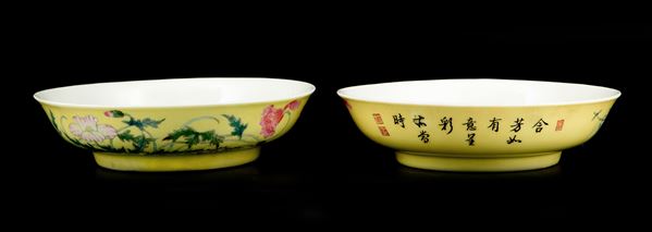  PAIR OF YELLOW-GROUND FAMILLE ROSE PORCELAIN DISHES