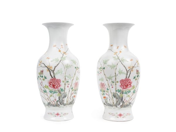 A PAIR OF FAMILLE ROSE PORCELAIN VASES 
