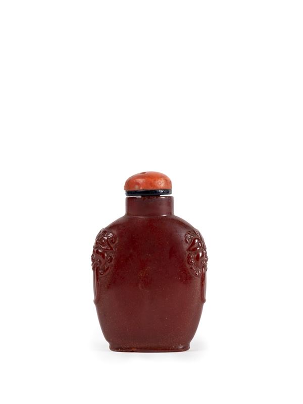 AN AMBER SNUFF BOTTLE