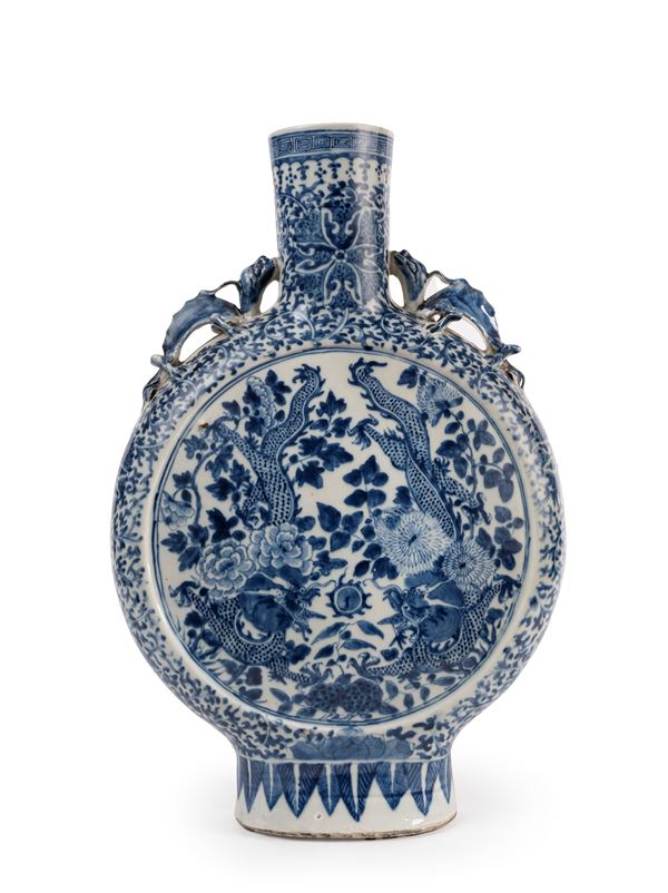A BLUE AND WHITE DRAGON AND FLORAL PATTERN PORCELAIN MOON FLASK 