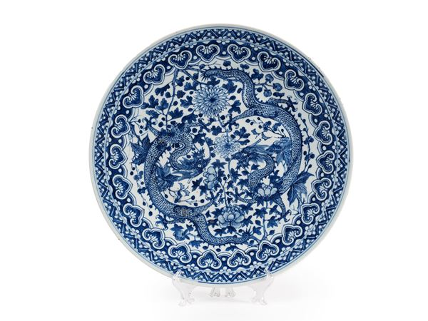 A LARGE BLUE AND WHITE DRAGON PATTERN DISH 