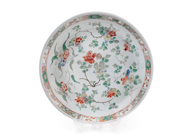 A LARGE FAMILLE VERTE FLORAL PATTERN DISH 