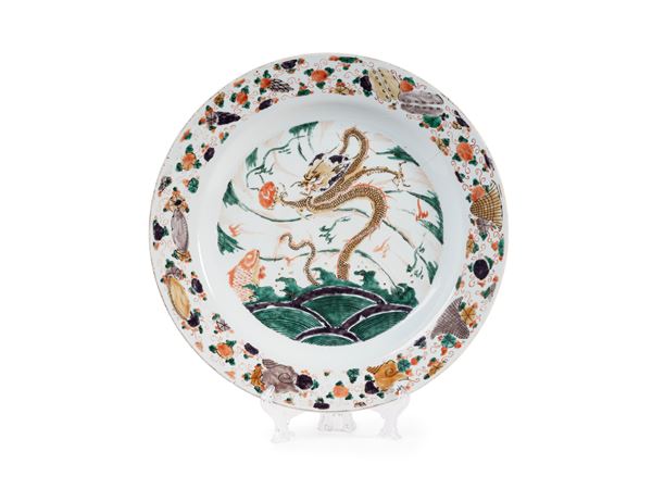 A LARGE FAMILLE VERTE DRAGON PATTERN DISH 