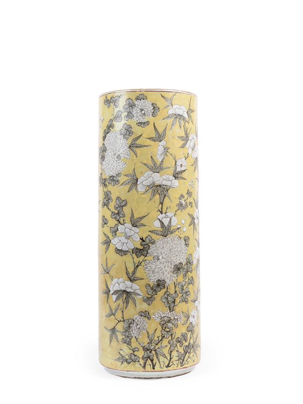 A LARGE YELLOW- GROUND FAMILLE ROSE 'DAYAZHAI' STYLE UMBRELLA STAND