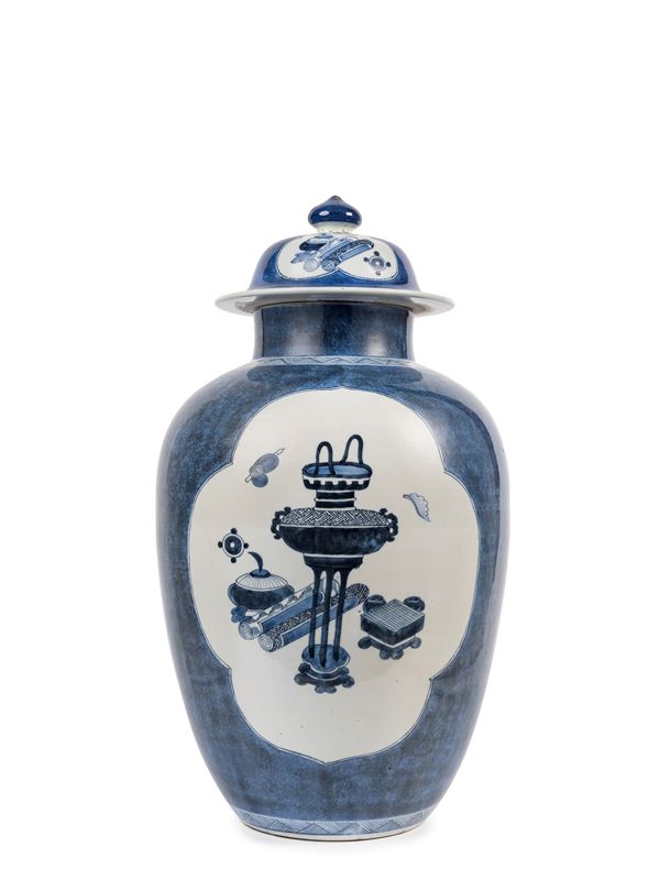 A LARGE BLUE AND WHITE PORCELAIN VASE