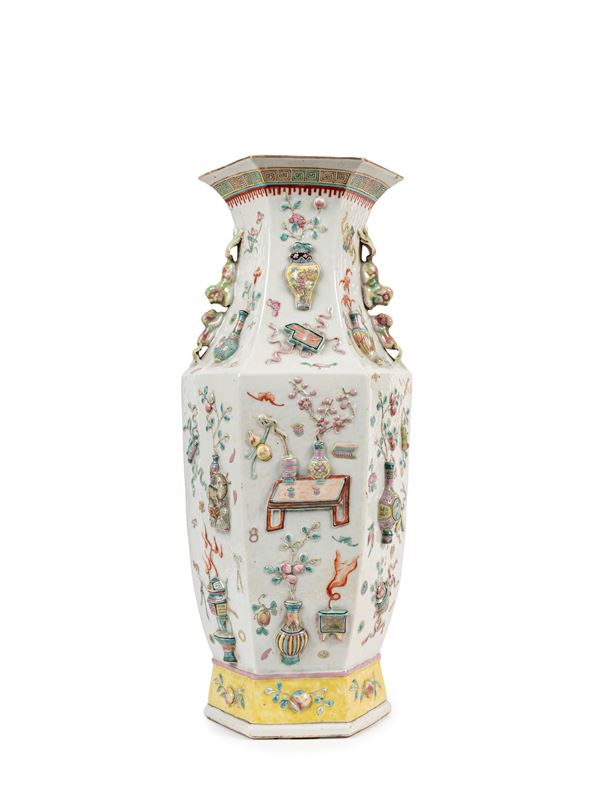 A FAMILLE ROSE PORCELAIN VASE