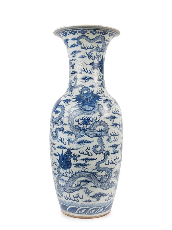 A LARGE BLUE AND WHITE PORCELAIN VASE