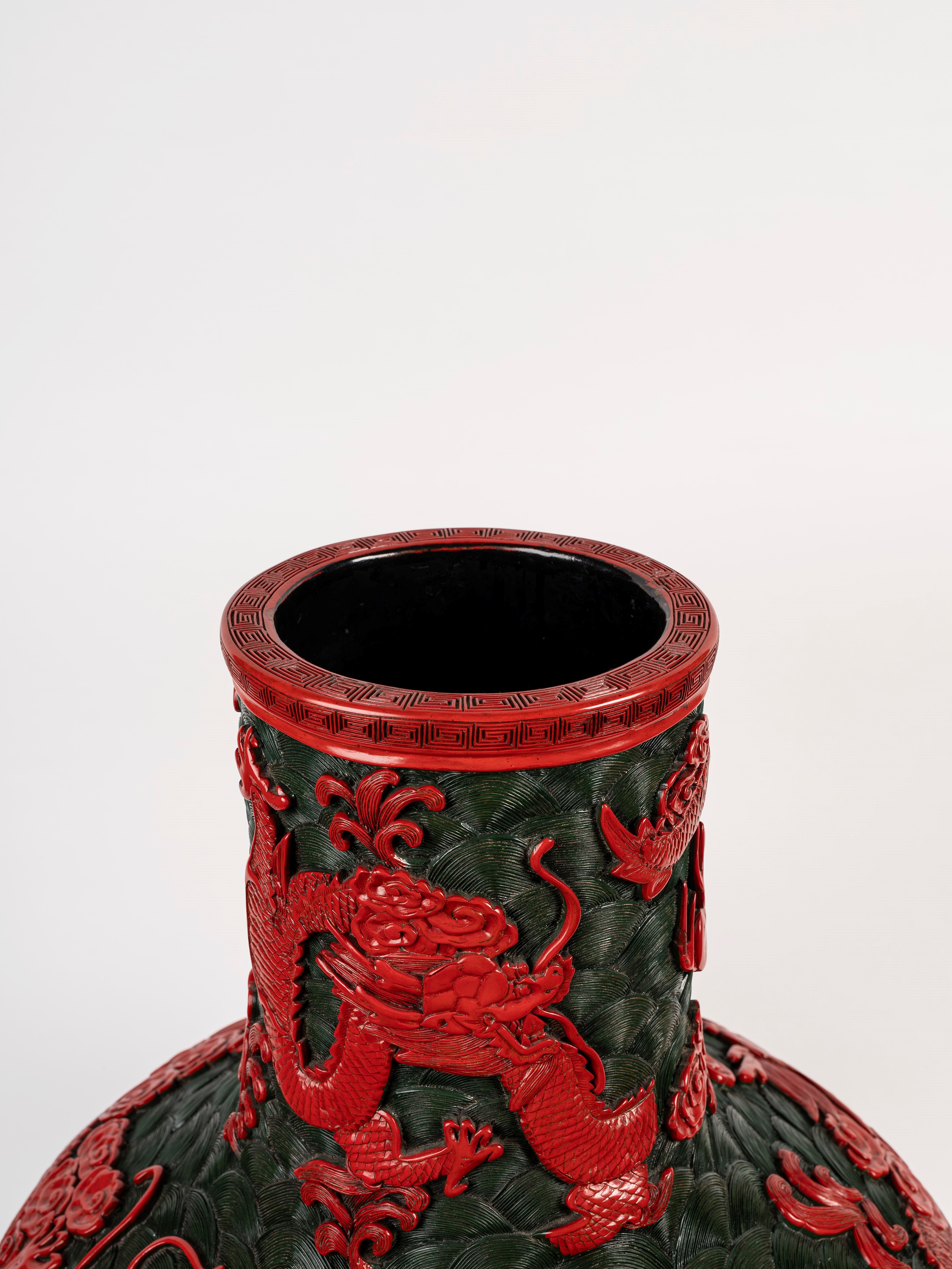 GRANDE VASO IN LACCA DI CINABRO