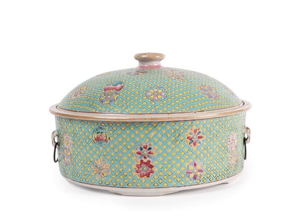 A LARGE FAMILLE ROSE POT AND COVER WITH FLORAL PATTERN