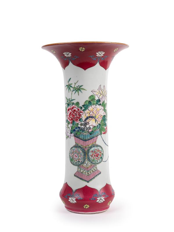 A FAMILLE ROSE FLORAL PATTERN VASE 