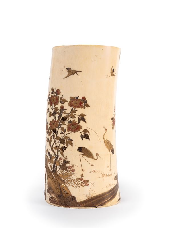 ☼AN IVORY VASE