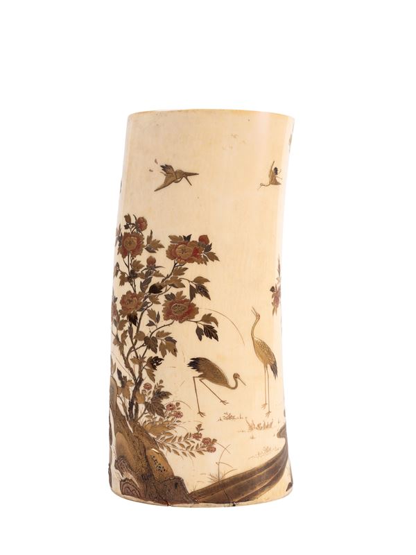 ☼AN IVORY VASE