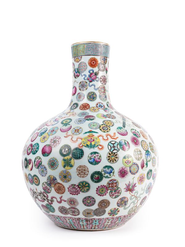 A LARGE FAMILLE ROSE PORCELAIN VASE, TIANQIUPING