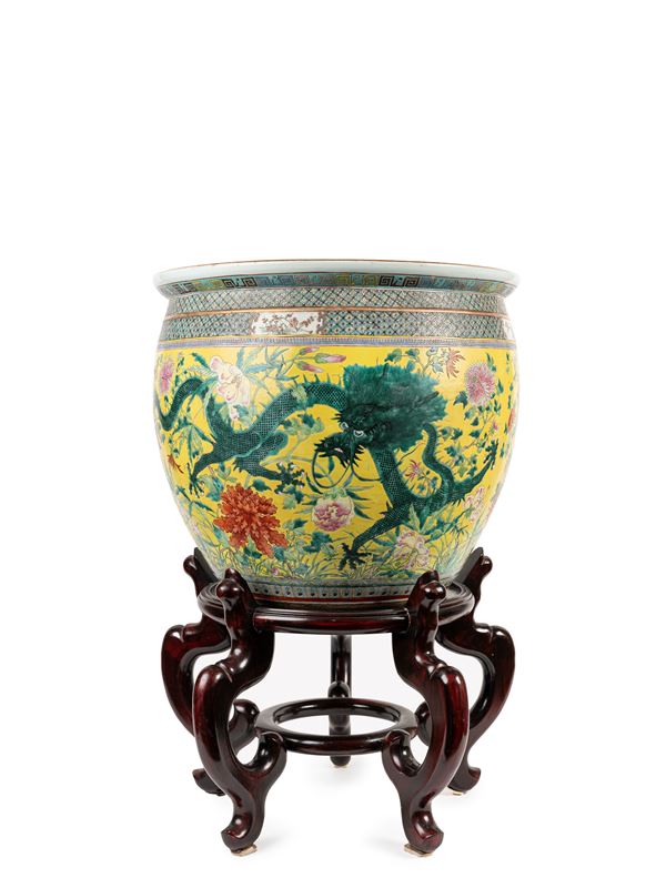 A LARGE FAMILLE ROSE PORCELAIN FISH-BOWL