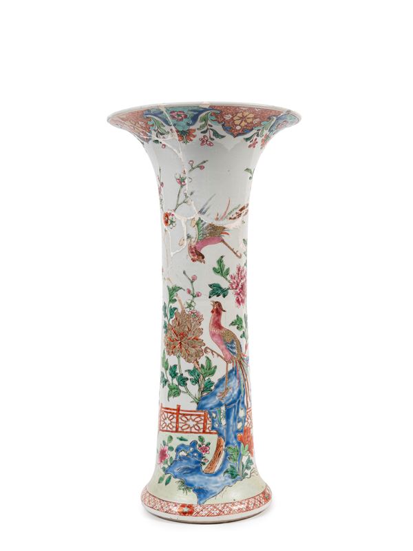 A FAMILLE ROSE PORCELAIN VASE