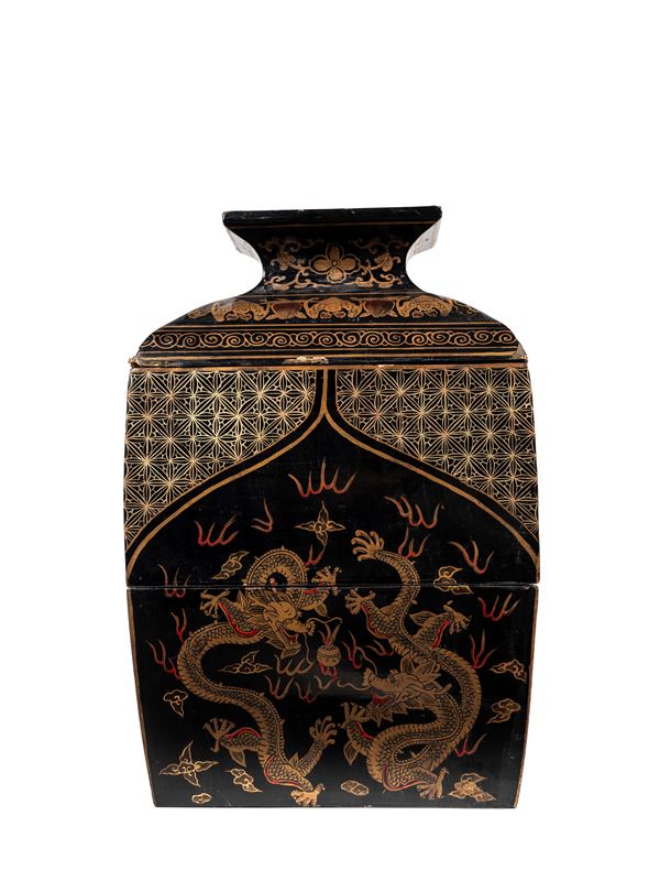 A LACQUERED WOODEN BOX