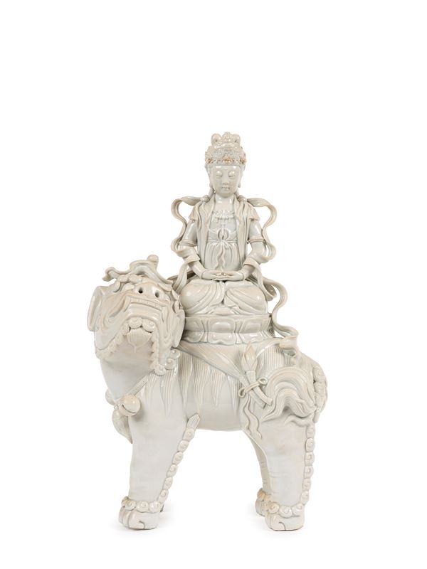 A DEHUA PORCELAIN FIGURE