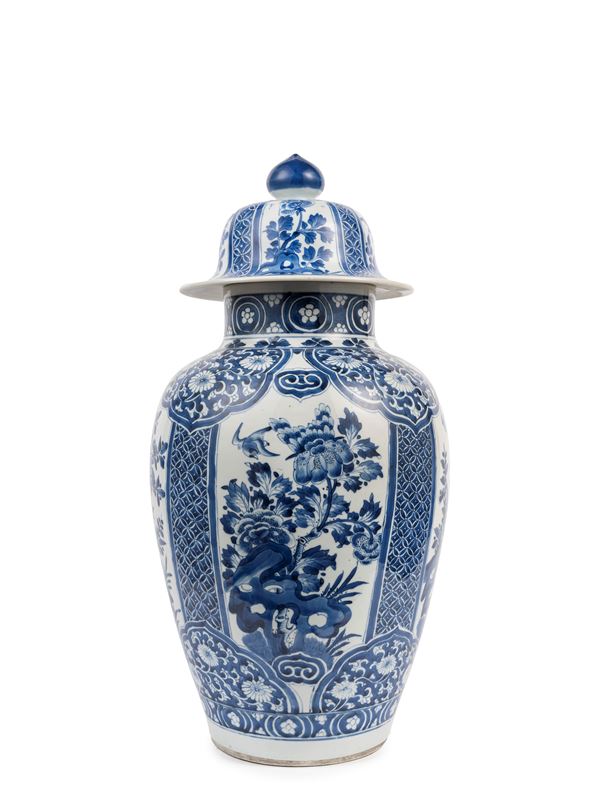 A LARGE BLUE AND WHITE PORCELAIN POTICHE