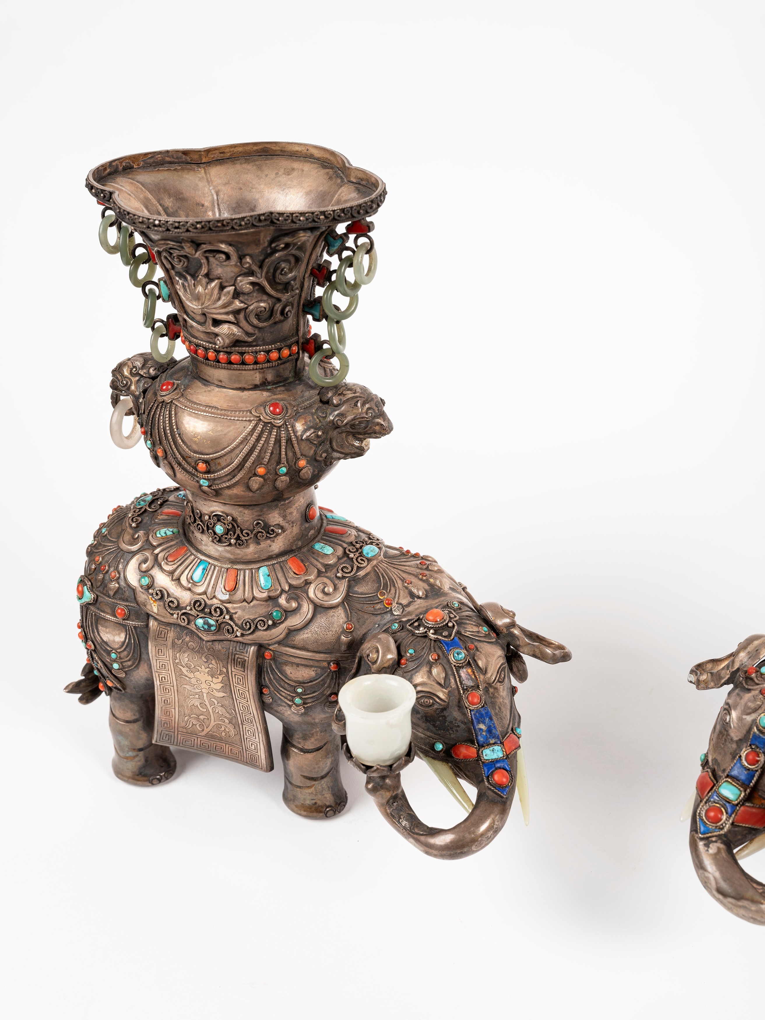 COPPIA DI ELEFANTI IN ARGENTO E GIADA