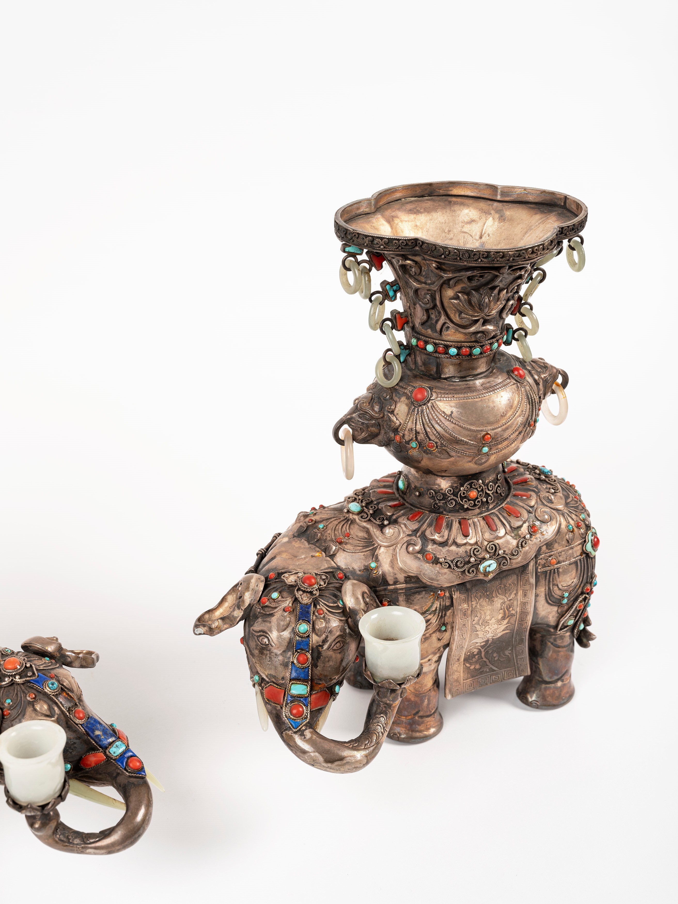 COPPIA DI ELEFANTI IN ARGENTO E GIADA