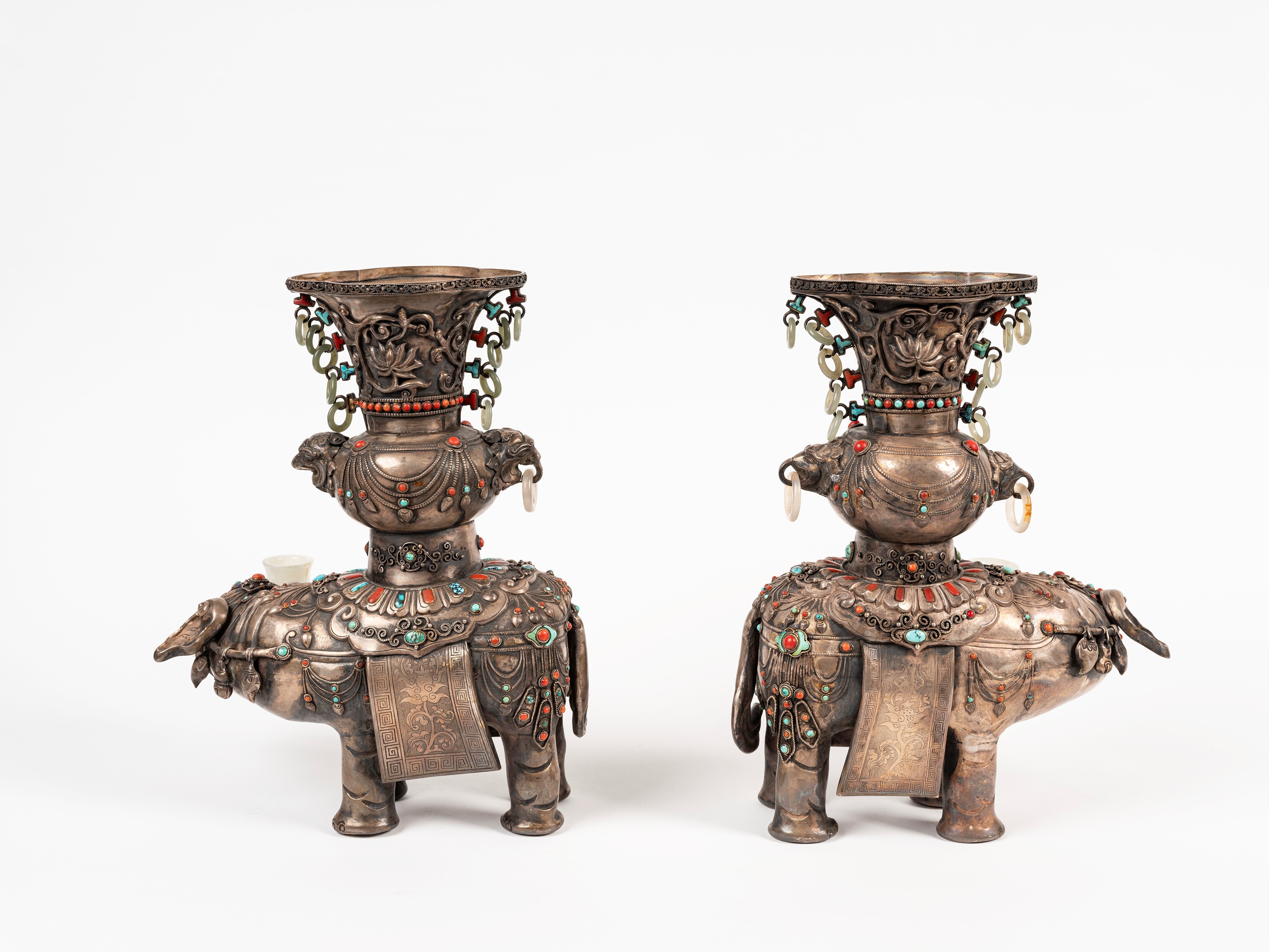COPPIA DI ELEFANTI IN ARGENTO E GIADA