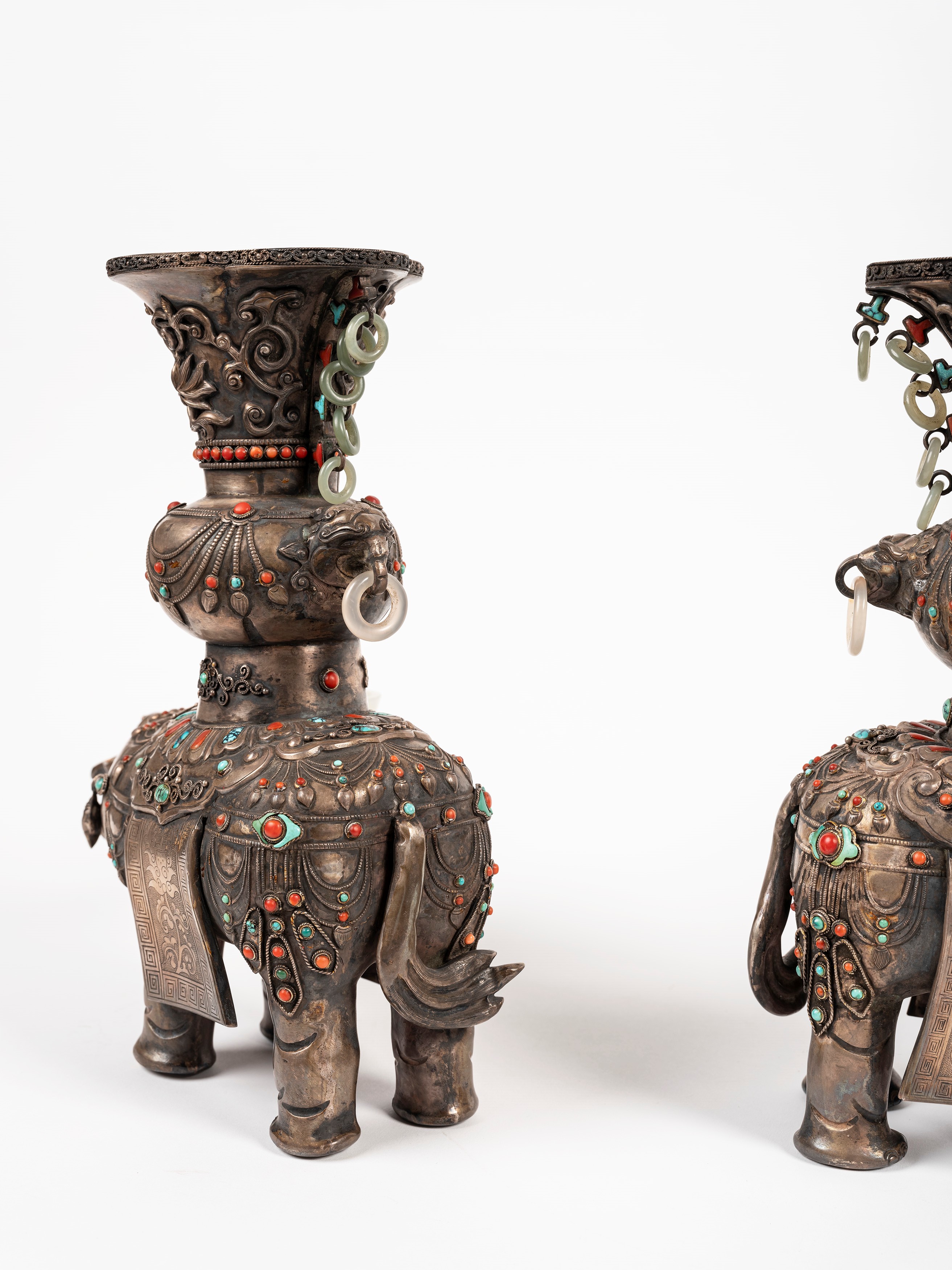 COPPIA DI ELEFANTI IN ARGENTO E GIADA