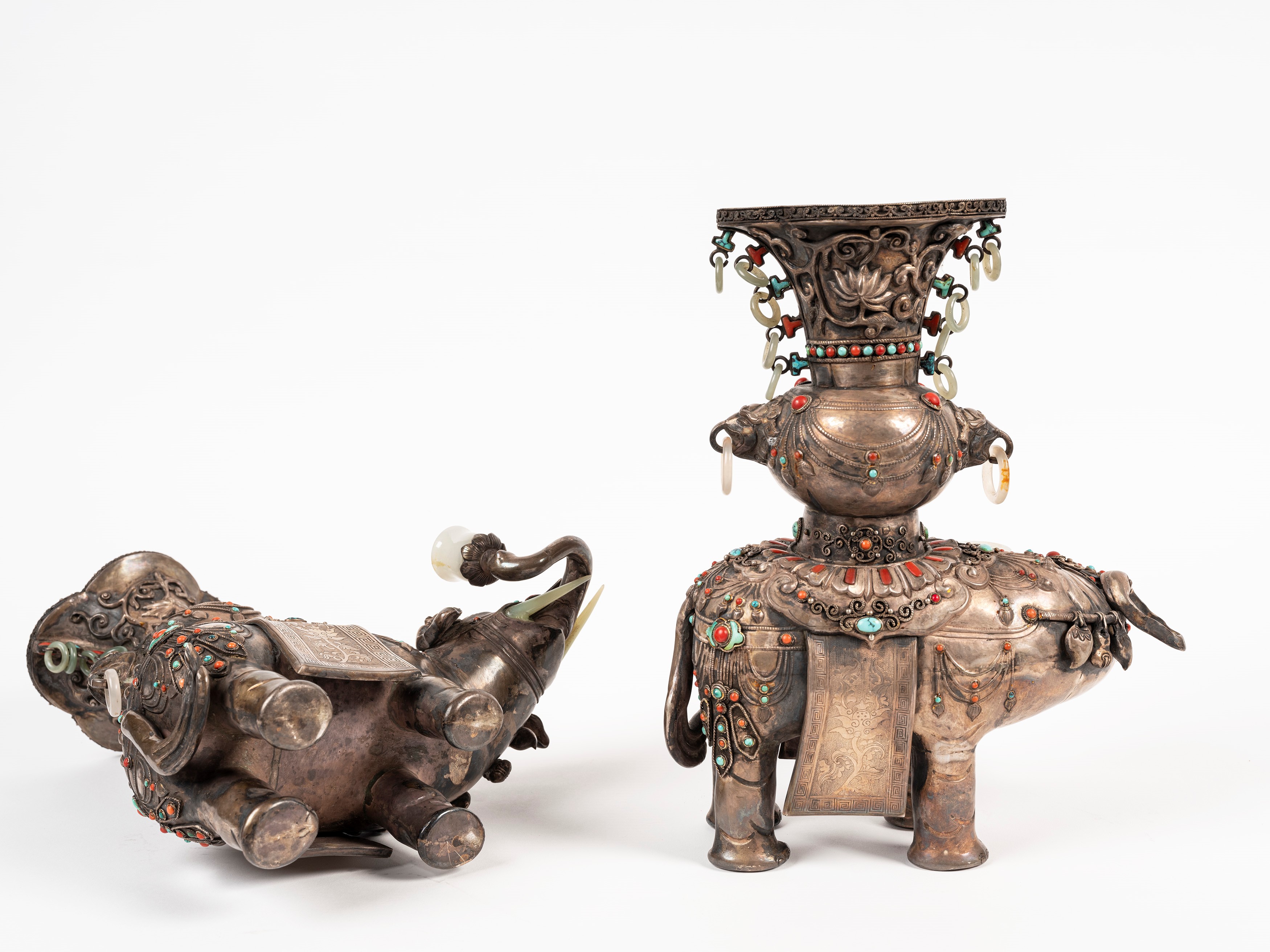 COPPIA DI ELEFANTI IN ARGENTO E GIADA