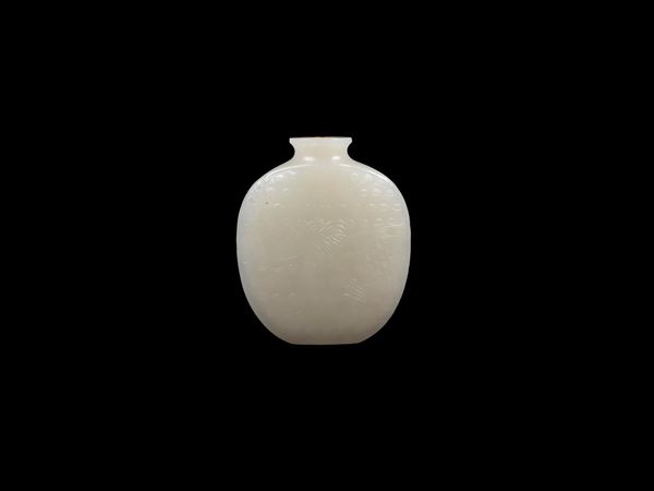 A JADE SNUFF BOTTLE 