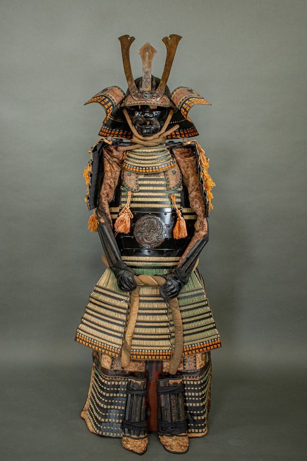 SAMURAI ARMOR IN LACQUER AND SILK  (Japan, Taisho period, ca. 1920)  - Auction Fine Asian Art, Including the Ullman Collection of Fine Buddhist Bronze Figures - Marcopolo srl - Marcopolo Asian Art Auction Milano