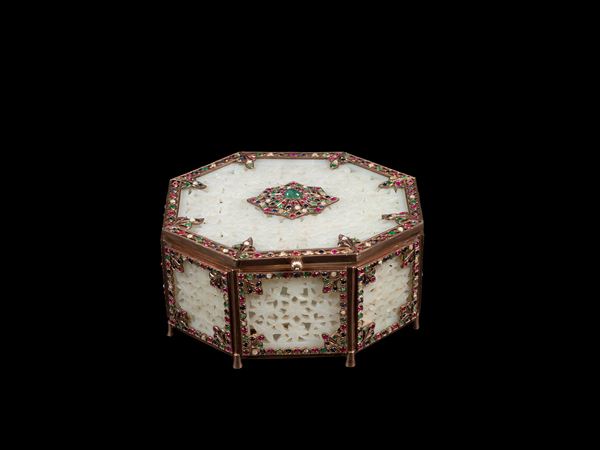 A JADE AND GOLD MUGHAL STYLE BOX