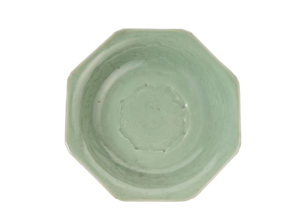 A LONGQUAN CELADON PORCELAIN PLATE